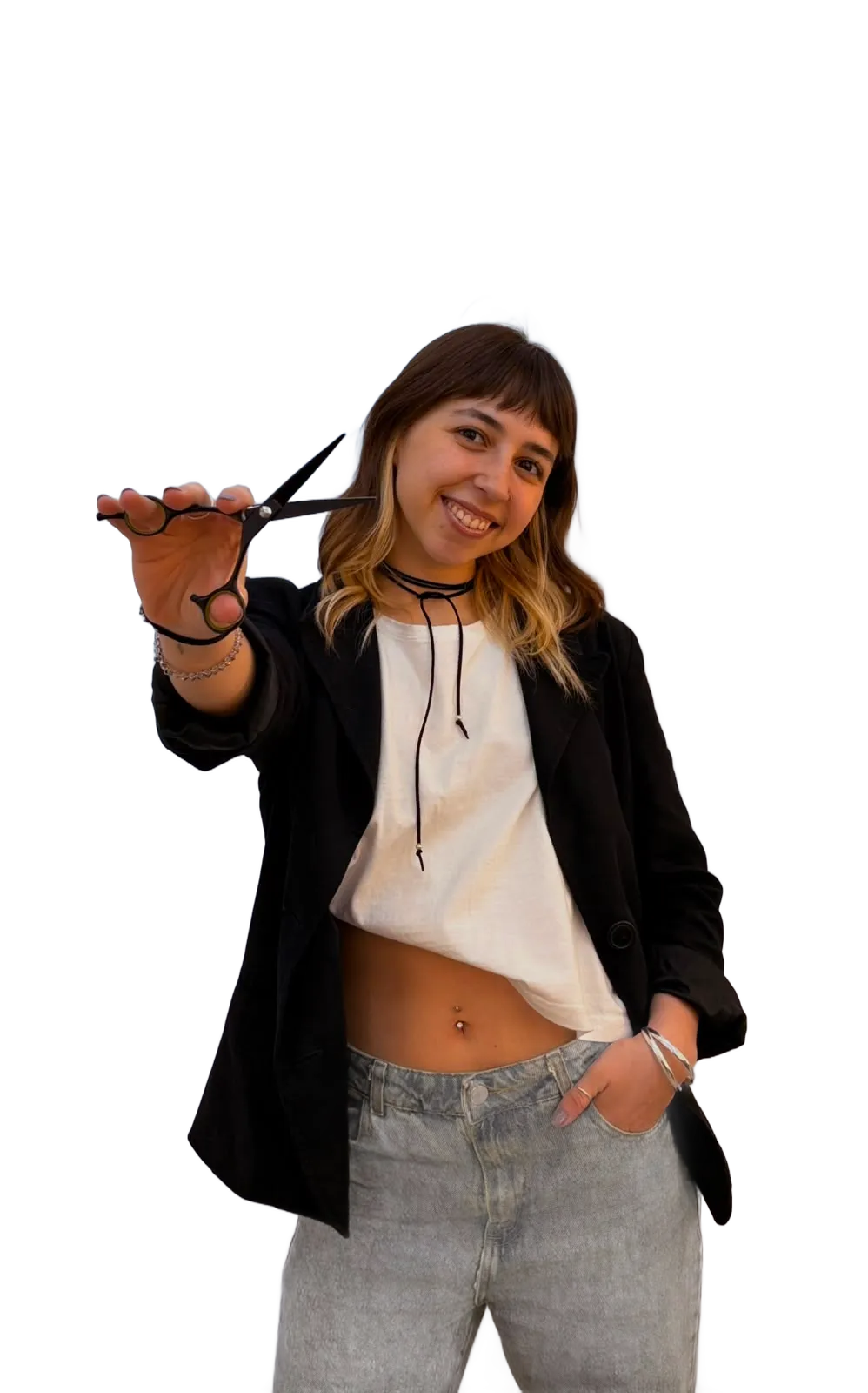Paloma Morán, peluquera, con su tijera en la mano